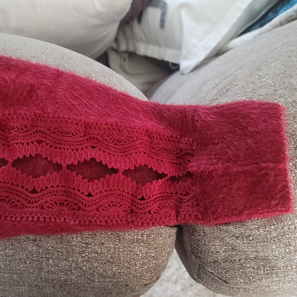 NWOT Eesome Fuzzy Eyelash Sweater with Embroidered Lace Detail Sleeve Size M/L - Picture 9 of 10
